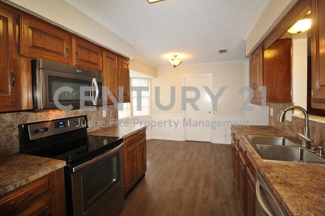 Building Photo - Charming 3/2/2 Neslted in Established Waxa...