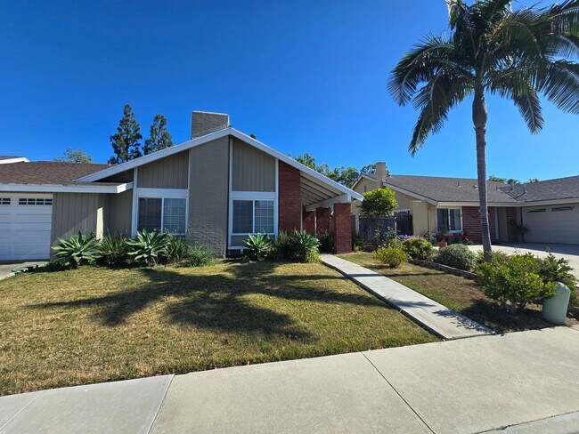 Building Photo - 3 Bedroom 2 Bath Home,