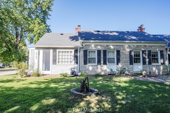 Building Photo - Charming 2 Bed, 1 Bath Duplex with House-L...