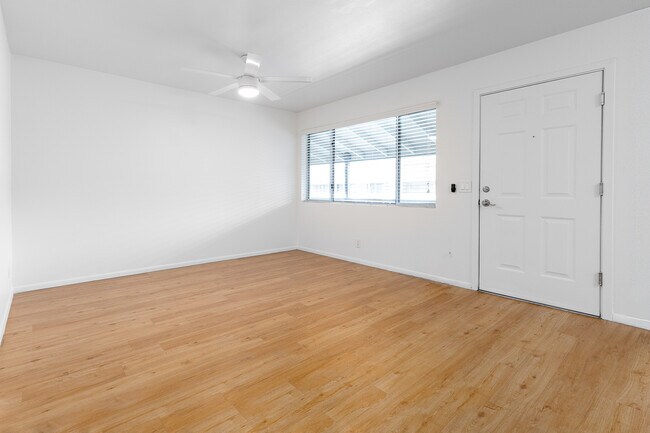 Muchas ventanas para luz natural en nuestros 2 dormitorios. - The Parker