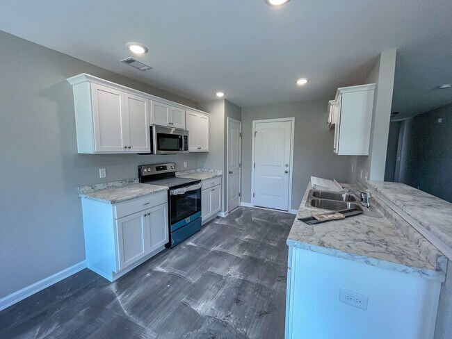 Building Photo - 105 Callaway Cres