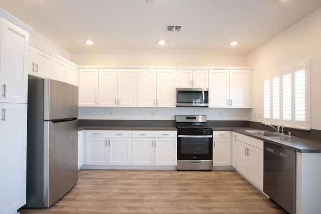 Building Photo - Beautiful Home in Manteca off of the 99, P...