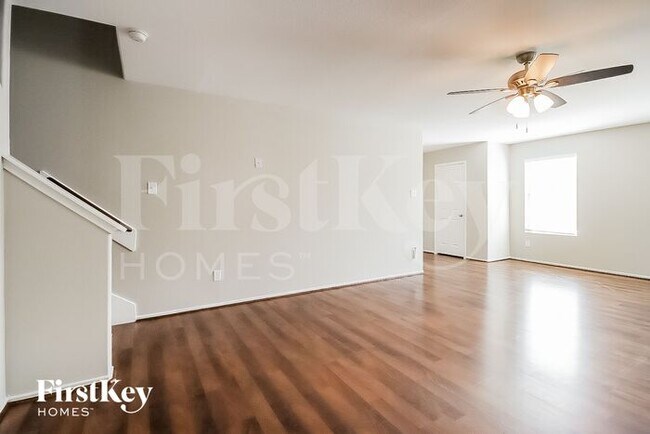 Foto del edificio - 1621 Perennial Ln