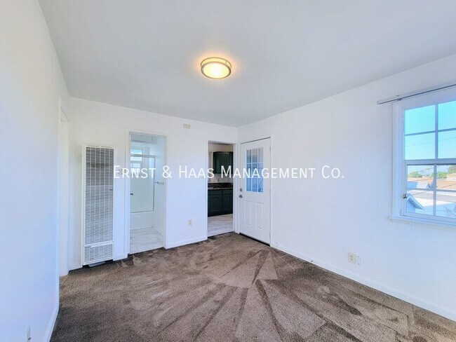 Building Photo - Charming 2 Bedroom Upper Level Rear Duplex...
