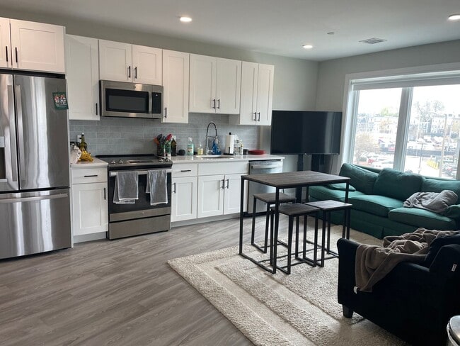 Building Photo - Charming 2 Bedroom-No Broker Fee