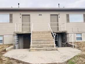 Building Photo - 301 E Grandview Dr
