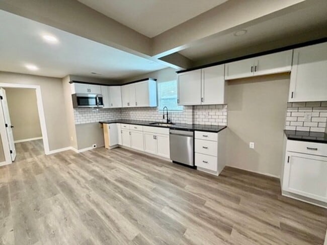 Building Photo - LARGE 4 BEDROOM ALL REMODELED