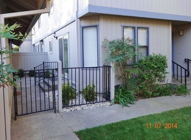 Foto del edificio - 8126 Briar Ridge Ln