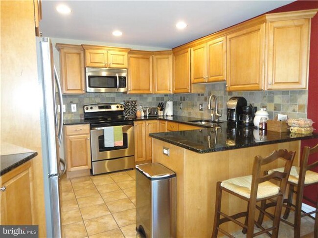 Building Photo - 204 Greenbriar Ln