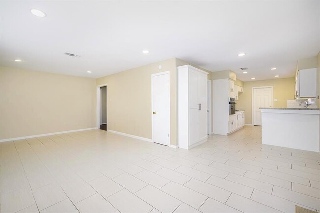 Building Photo - 9614 Beverly Hill St