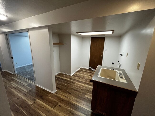 Building Photo - First Month 1/2 Off - 5 Bedroom/4 Bathroom...