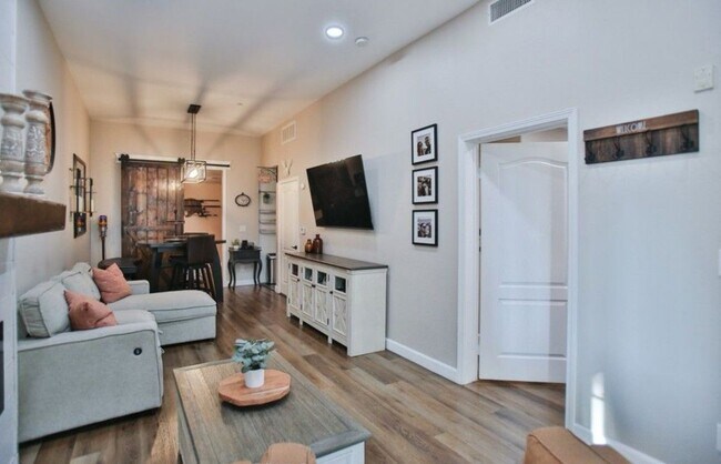 Foto del edificio - 17168 Newhope St