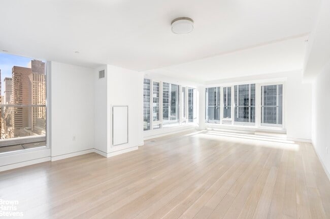 Building Photo - LUXURIOUS SUN-DRENCHED & TERRACED