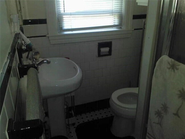Building Photo - 1053 Cranston St
