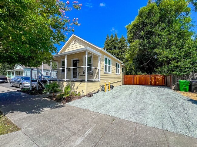 Foto del edificio - Charming Downtown Napa Cottage with Large Fenced Yard & Ample Parking