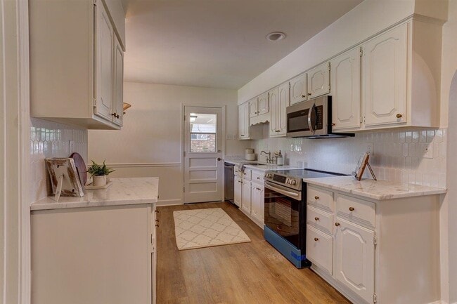 Building Photo - 3047 Newmarket Dr