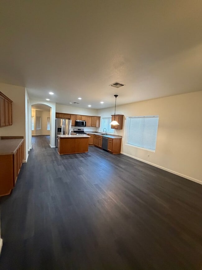 Building Photo - Welcome home to this meticulously maintained property in desirable Sun Groves Subdivision!