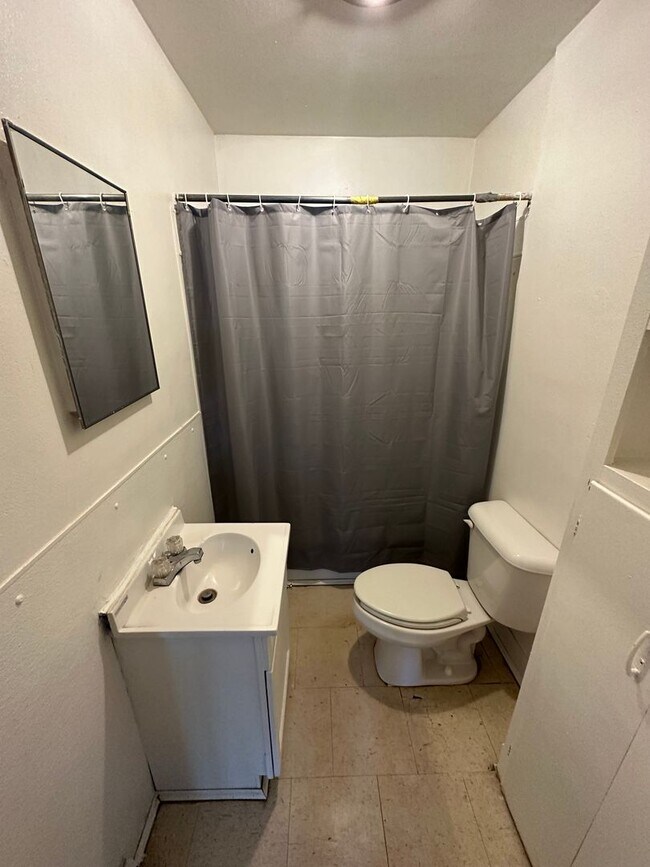 11211123 Maynard Ave Unit 1121, Waterloo, IA 50701 Room for Rent in