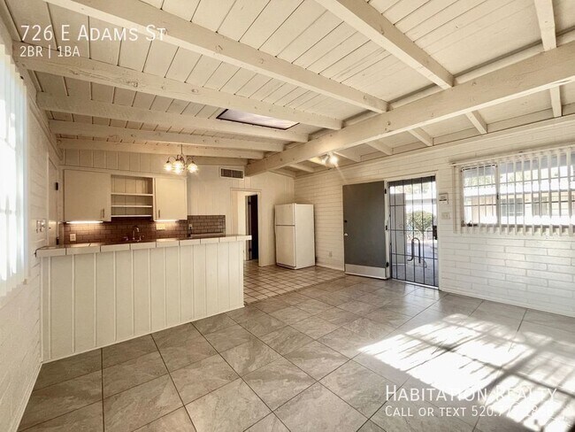 Building Photo - 726 E Adams St