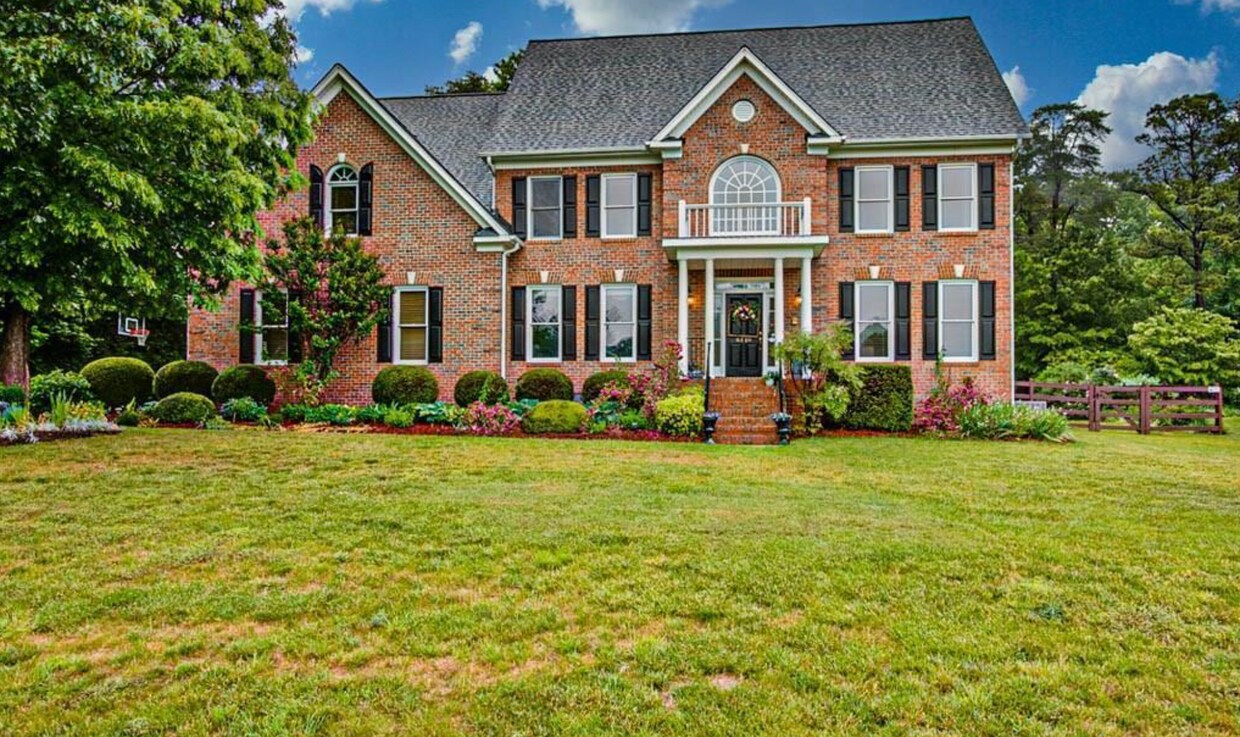 Foto principal - Spacious & Striking 3-story brick Executiv...