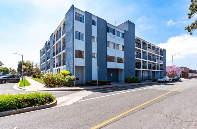 Building Photo - Condo - 2 Bedrooms / 2 Bath - Long Beach