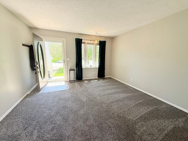 Foto del edificio - Updated 3-Bedroom Home with Fenced Yard & 2-Car Garage