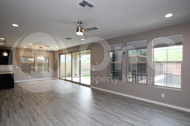 Building Photo - 824 E Ashurst Dr