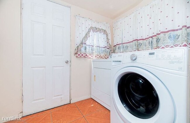 Building Photo - 3 br, 1 bath Townhome - 18 Tilton Ave