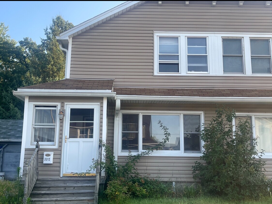 3312 Victory Ave, Racine, WI 53405 Townhome Rentals in Racine WI