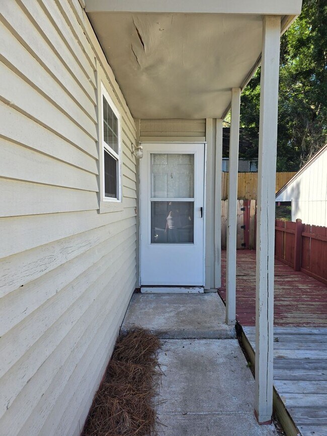 Building Photo - Tallahassee Townhouse Next to Lincoln High...
