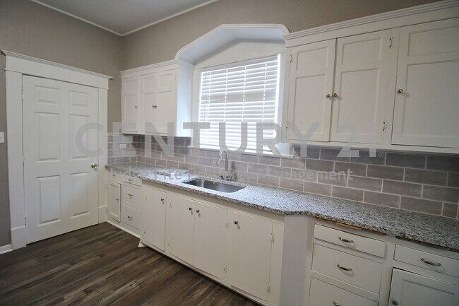 Foto del edificio - Updates Galore in This Vintage 2/1.5 in Ce...