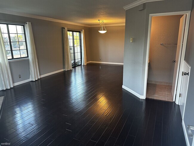 Building Photo - 2 br, 1.5 bath Townhome - 880 North Winche...