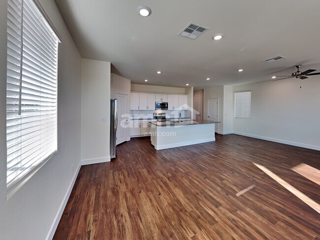 Building Photo - 866 Longwood Gdns St