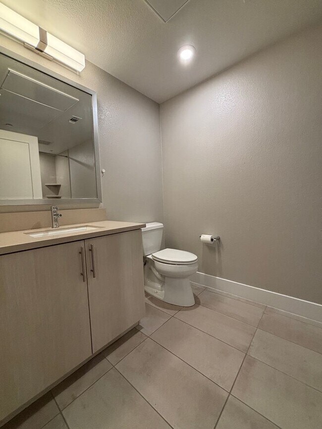 Foto del edificio - Modern 3-Bedroom Condo with Premium Amenities - Available Now!