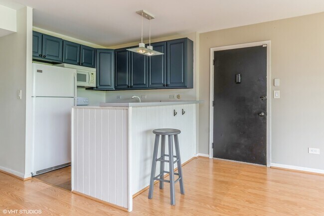 Building Photo - 5540 E Lake Dr