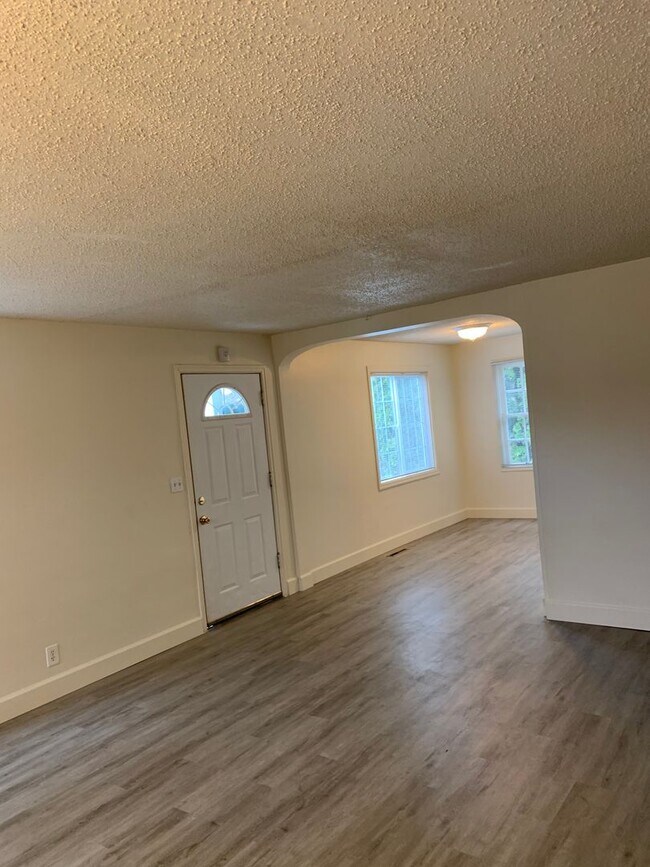 Foto del edificio - Updated 4 Bedroom ~ 1 Bathroom House Near ...