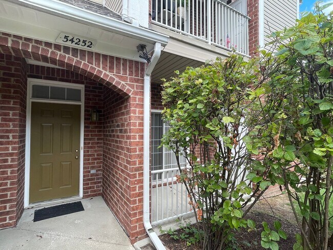 Foto del edificio - Shelby TWP 2-BR, 2-BA with Attached Garage, Lower Unit, Immediate Occupancy