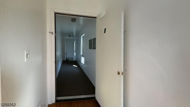 Foto del edificio - 100 W Brown St