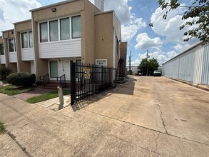 Building Photo - 2724 Crossview Dr