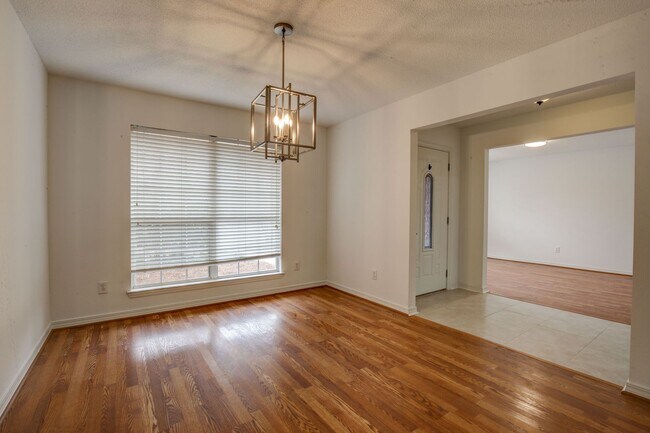 Building Photo - 4 bedroom, 2 bath brick home in Fairhope!