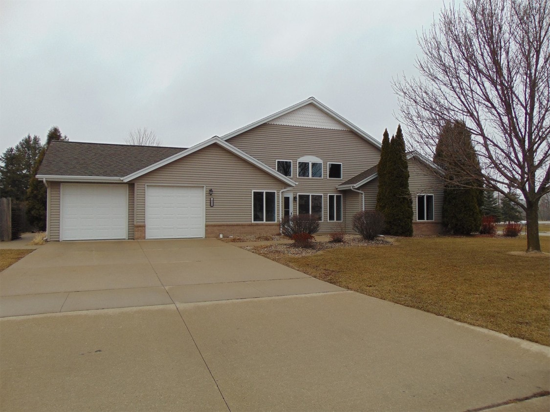 1800 Hardwoods Ct, De Pere, WI 54115 Townhome Rentals in De Pere WI