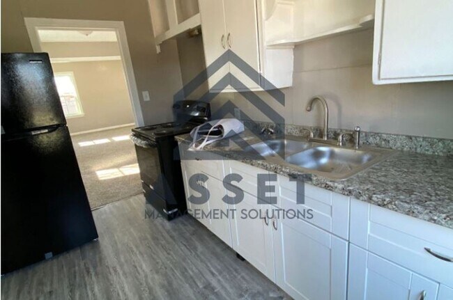 Building Photo - Spacious 3 Bedroom House