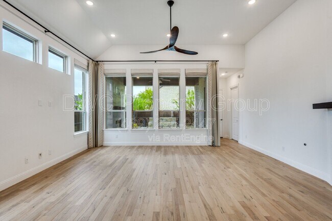 Foto del edificio - 3213 Alexandra Ln