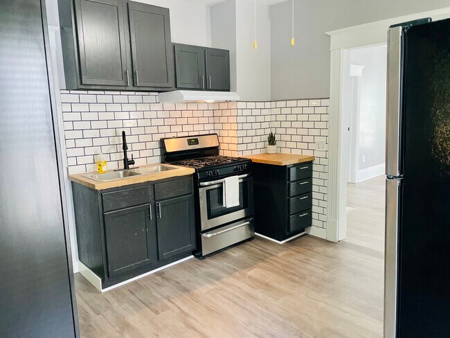 Kitchen (1/3) - 900 Davis Ave NW