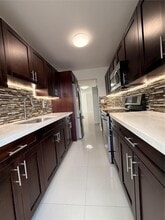 Building Photo - 10001 W Bay Harbor Dr