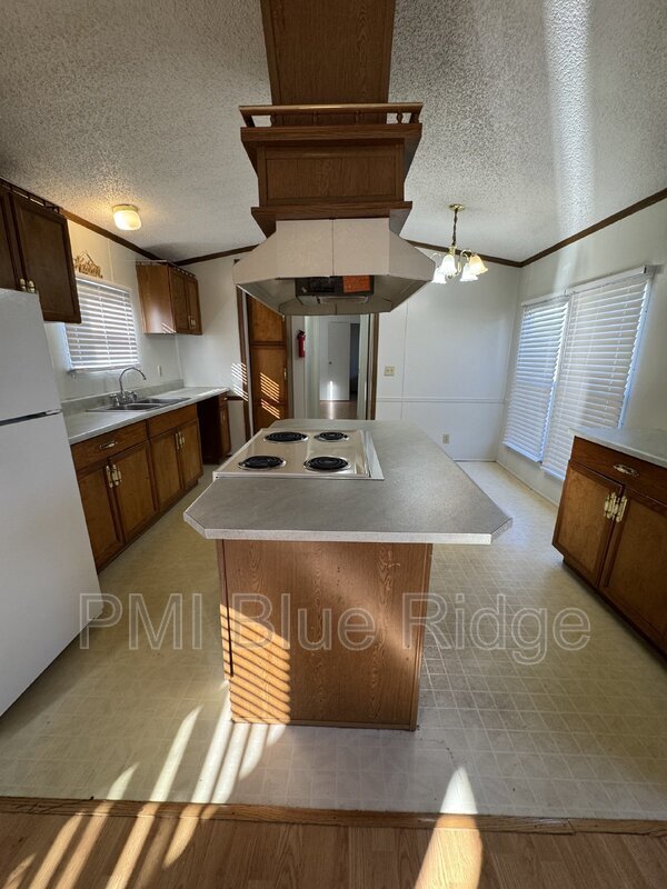 Building Photo - 318 Friendly Cir