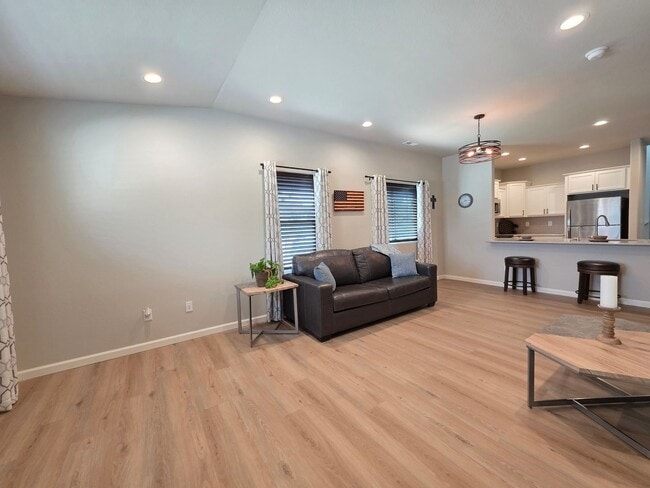 Foto del edificio - Gorgeous 2 Bed 3 bath Town Home In Lorson Ranch!!