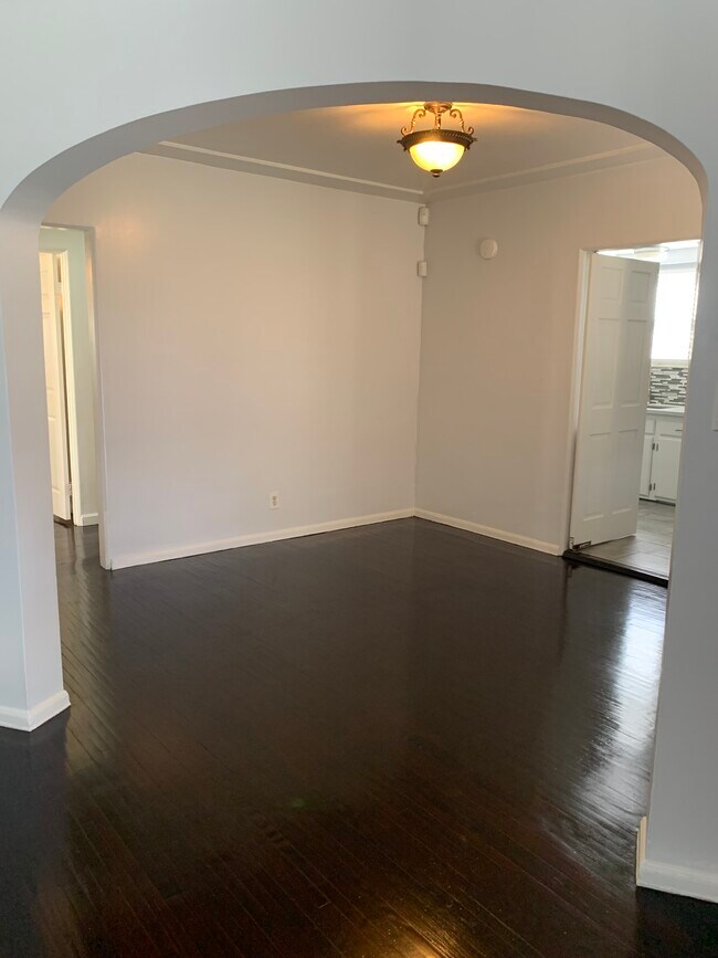 Building Photo - 1407 W 87th St