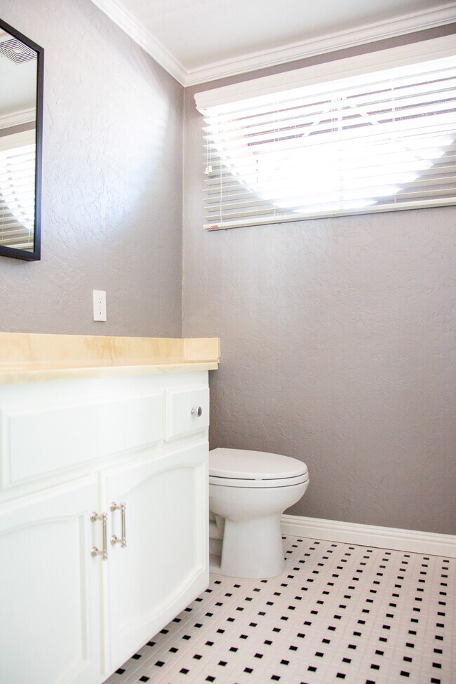 second bedroom ensuite bathroom. - 1804 McKee St