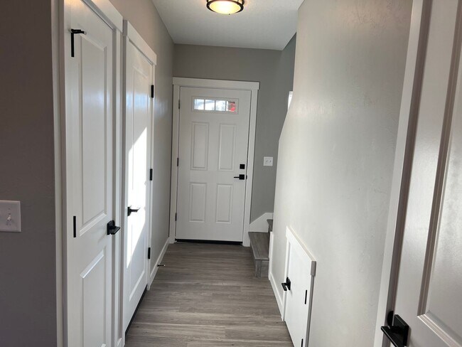 Foto del edificio - Newer 3 bedroom 2.5 bathroom duplex in Thu...